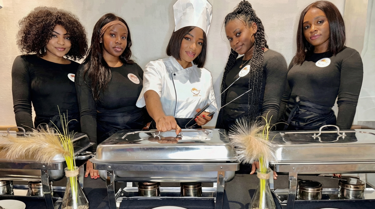 L'équipe Tata Pao réunie derrière un buffet