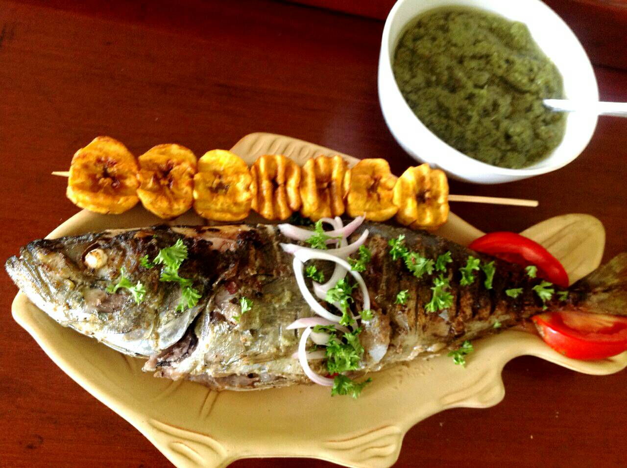 Poisson braisé et bananes plantains