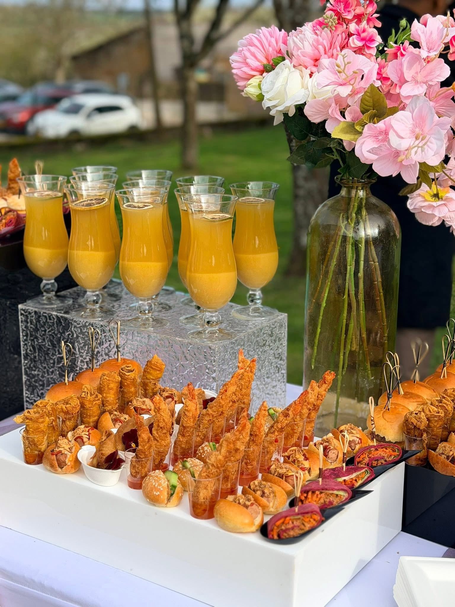 Buffet cocktail fleuri dressé par Tata Pao